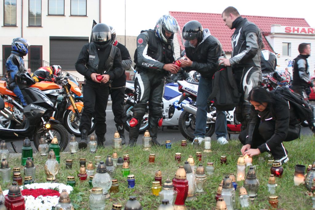 Motocykliści w hołdzie koledze