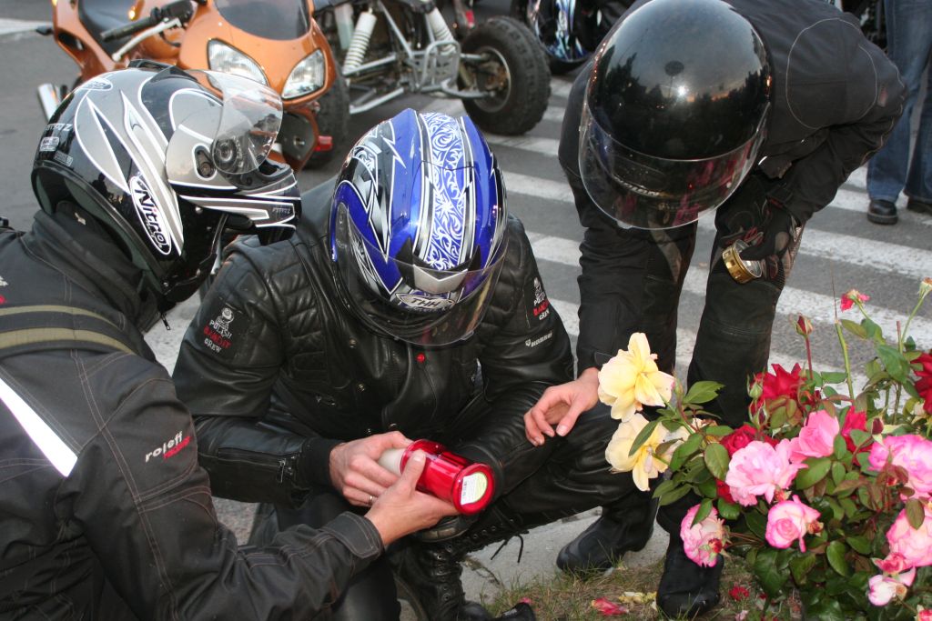 Motocykliści w hołdzie koledze