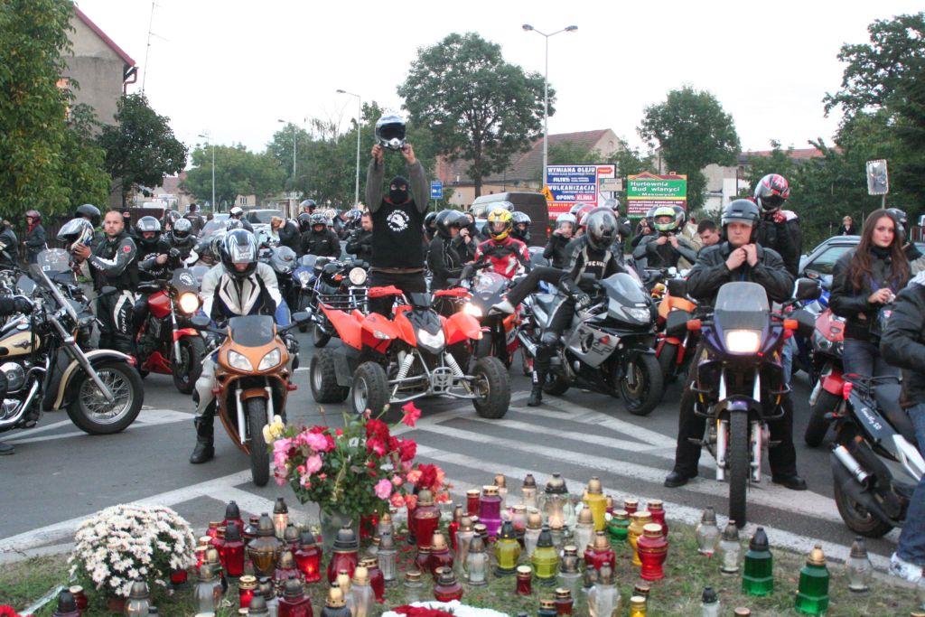 Motocykliści w hołdzie koledze