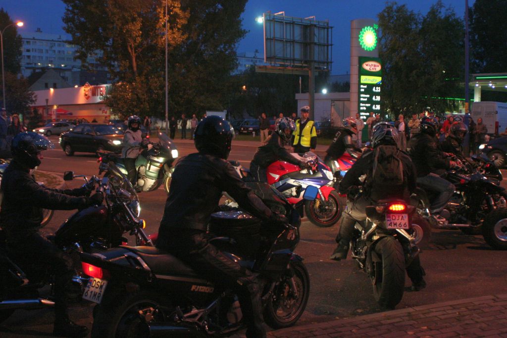 Motocykliści w hołdzie koledze