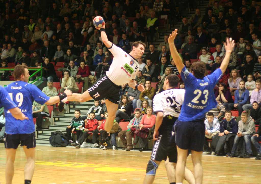 Miedź przegrała z Wisłą i sędziami