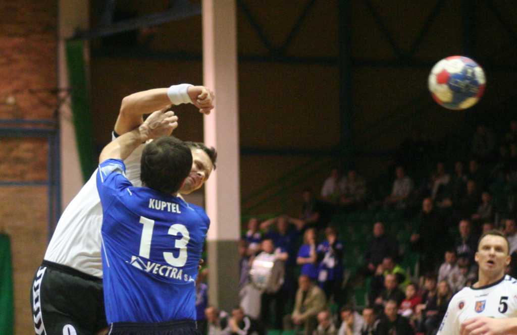 Miedź przegrała z Wisłą i sędziami