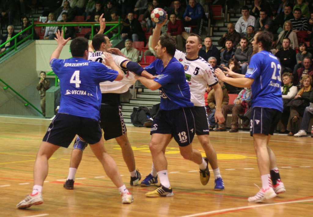 Miedź przegrała z Wisłą i sędziami