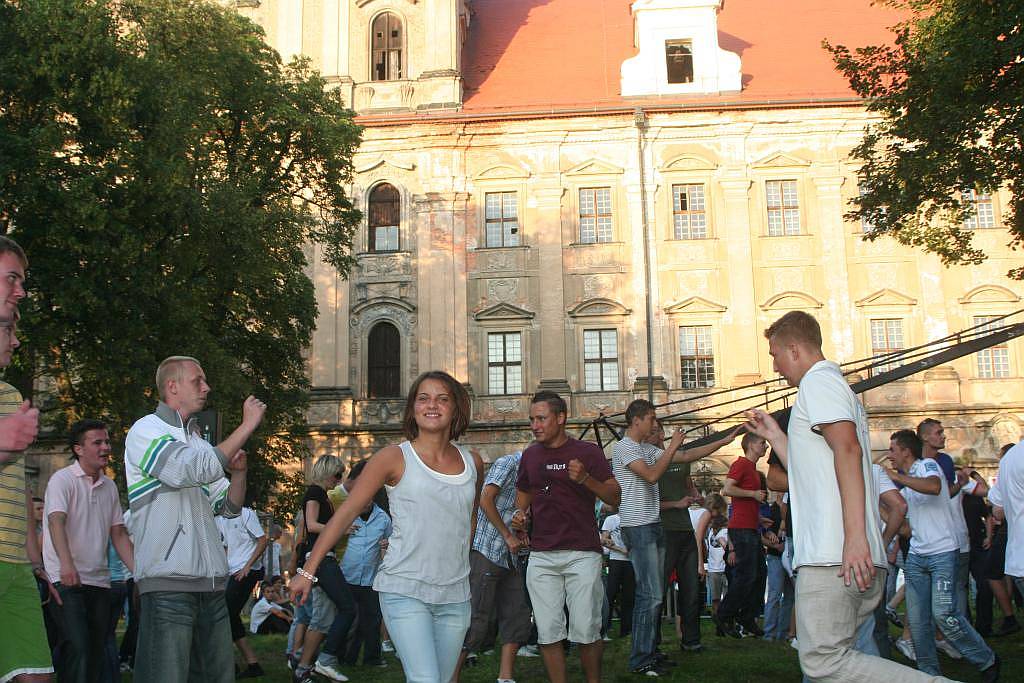Najazd klubowiczów na klasztor