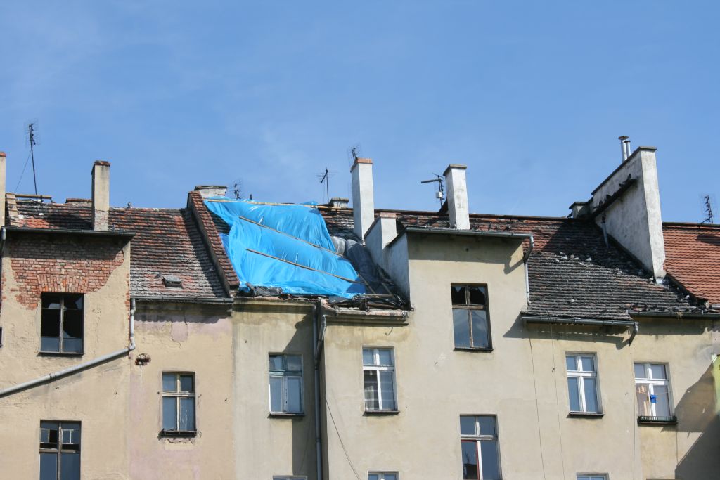 Żyją z dziurą nad głową