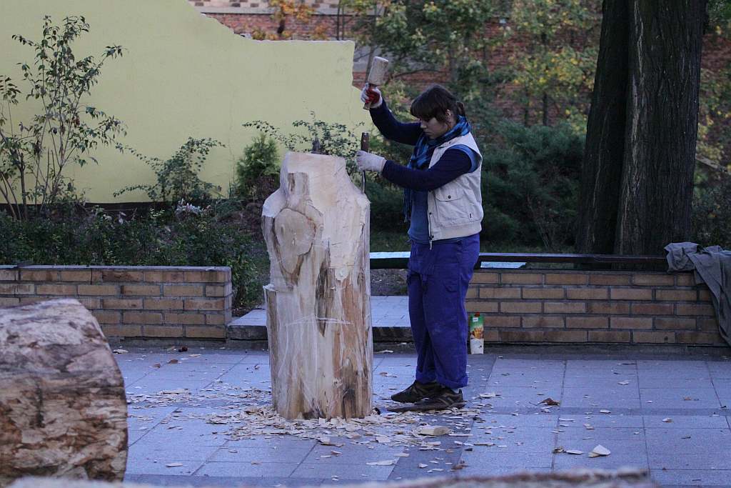 Rzeźbiarze kończą pracę