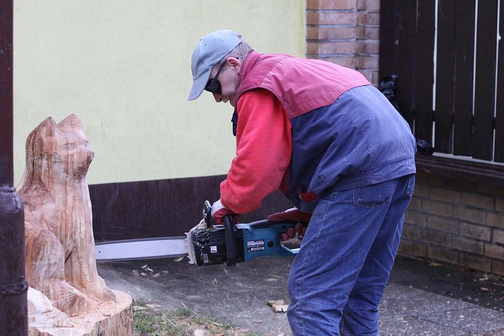 Rzeźbiarze kończą pracę