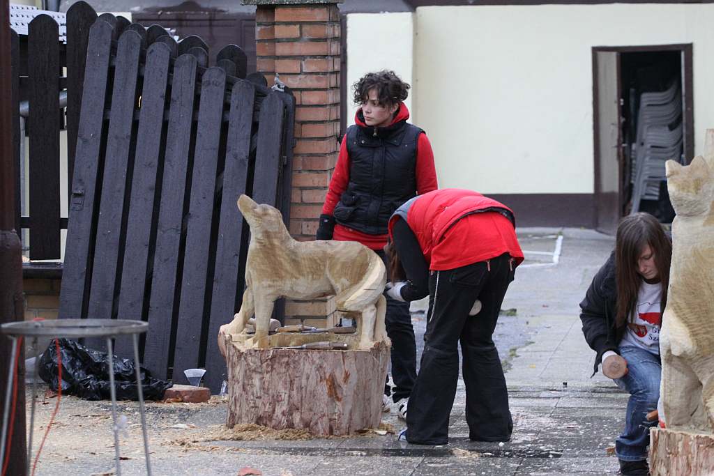 Rzeźbiarze kończą pracę