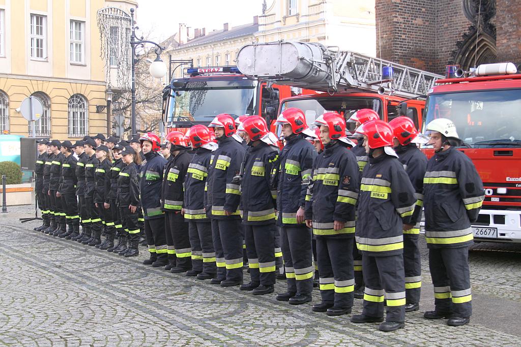 Święty Mikołaj na strażackiej drabinie