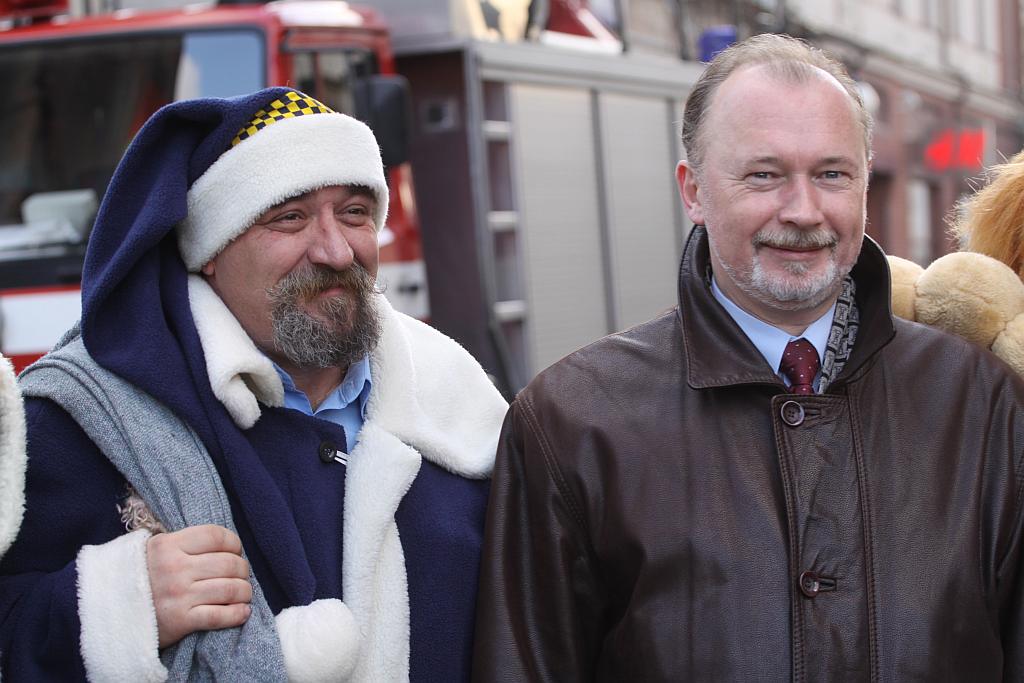 Święty Mikołaj na strażackiej drabinie