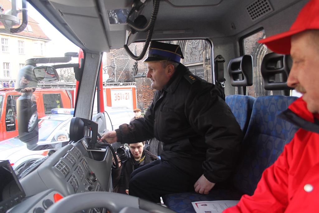 Święty Mikołaj na strażackiej drabinie