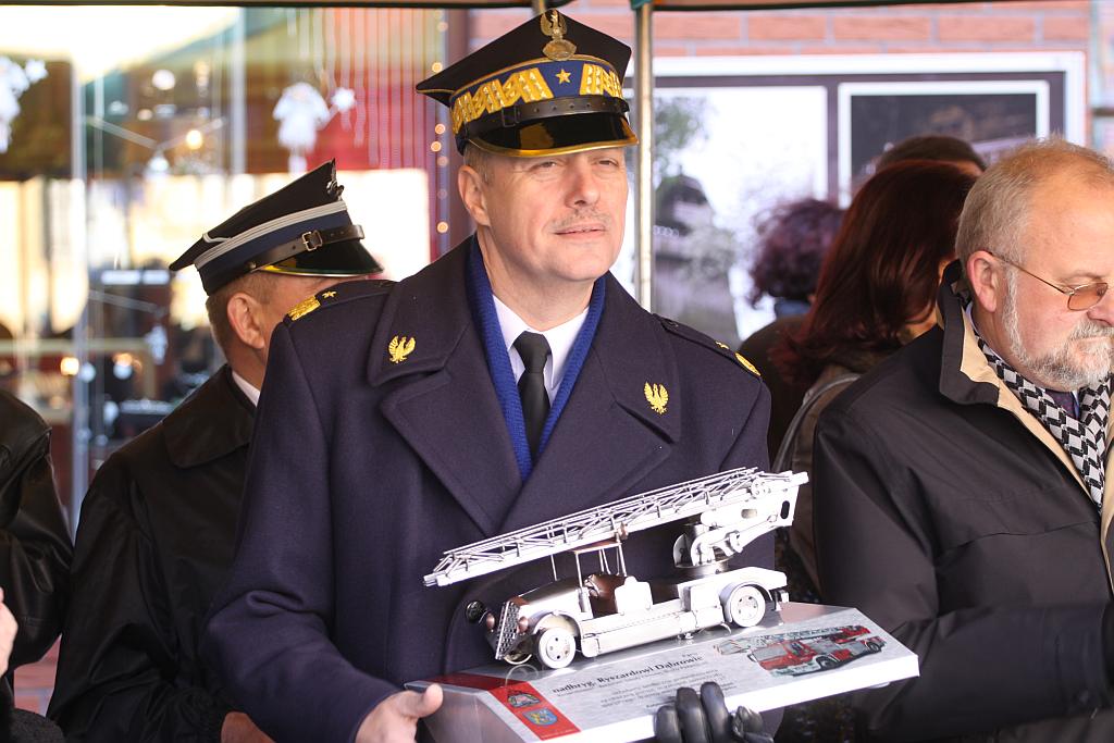 Święty Mikołaj na strażackiej drabinie