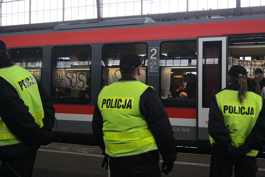 Azylanci na legnickim dworcu