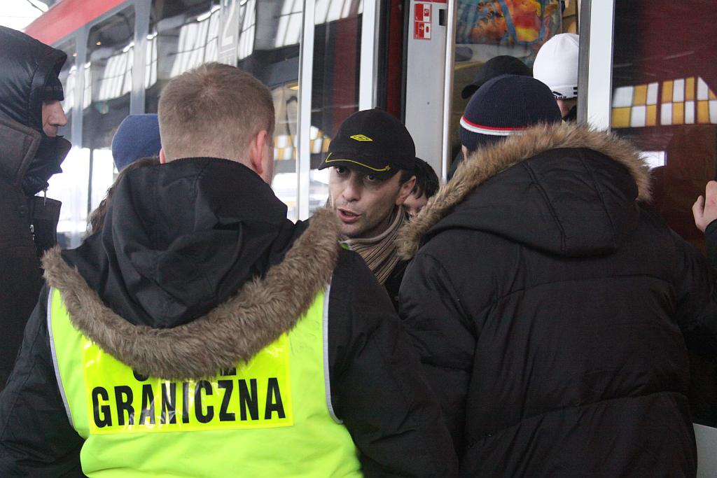 Azylanci na legnickim dworcu