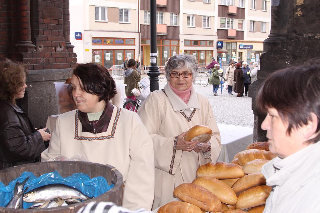 Chleb i śledzie od Kobiet Europy