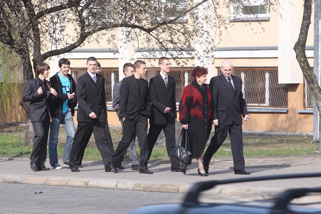 Uczniowie składają kondolencje