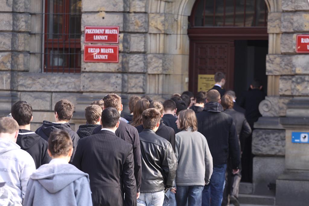 Uczniowie składają kondolencje