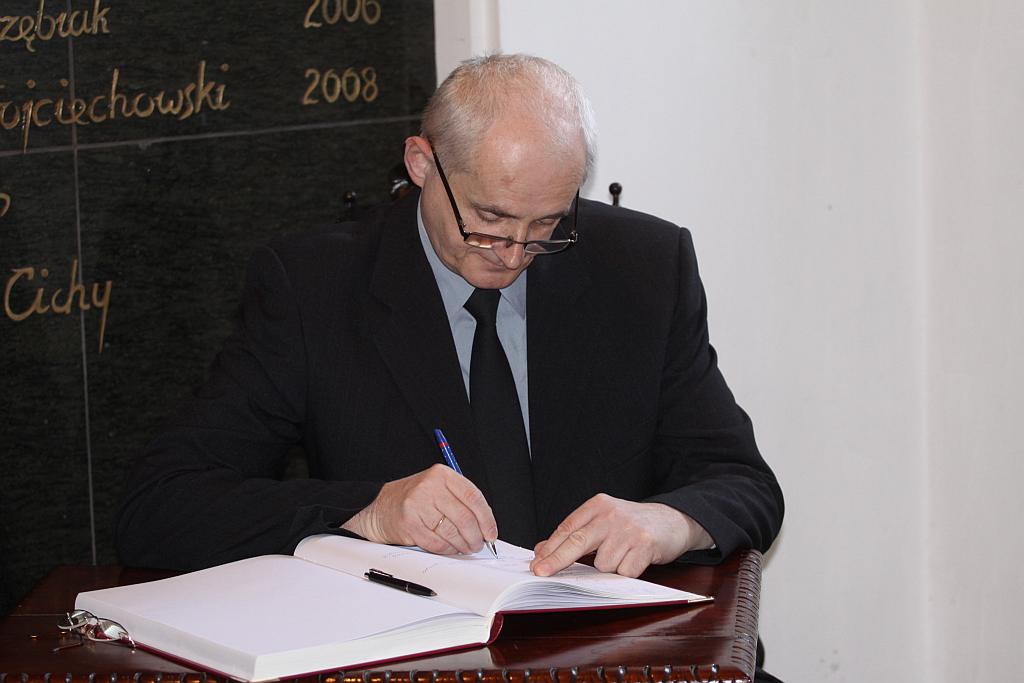 Uczniowie składają kondolencje
