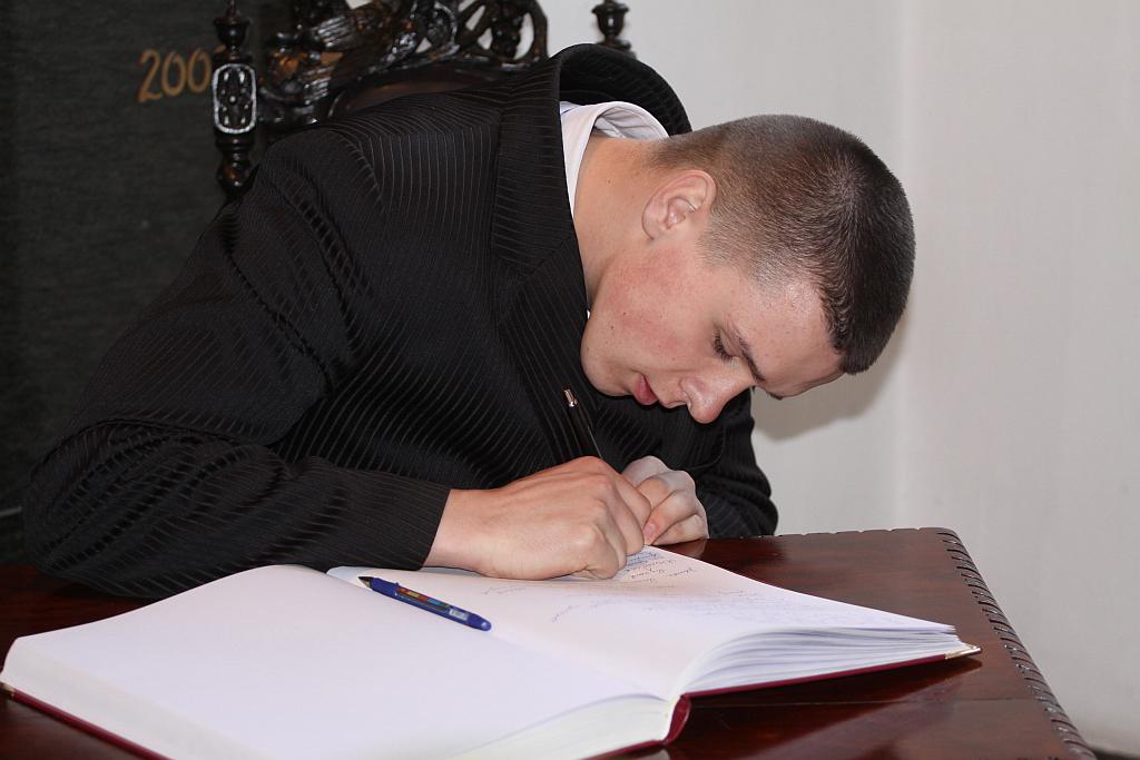 Uczniowie składają kondolencje