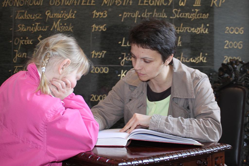 Dzieci składają kondolencje