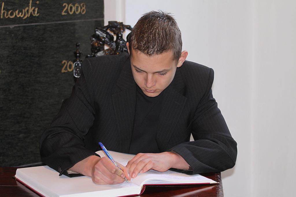 Uczniowie składają kondolencje