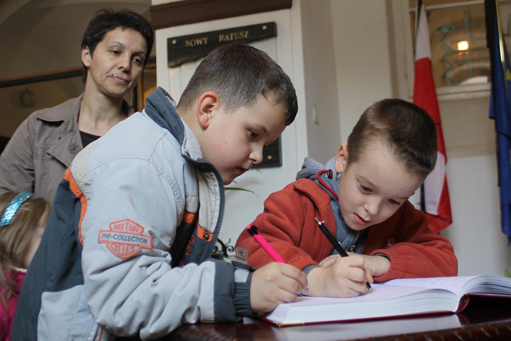 Dzieci składają kondolencje