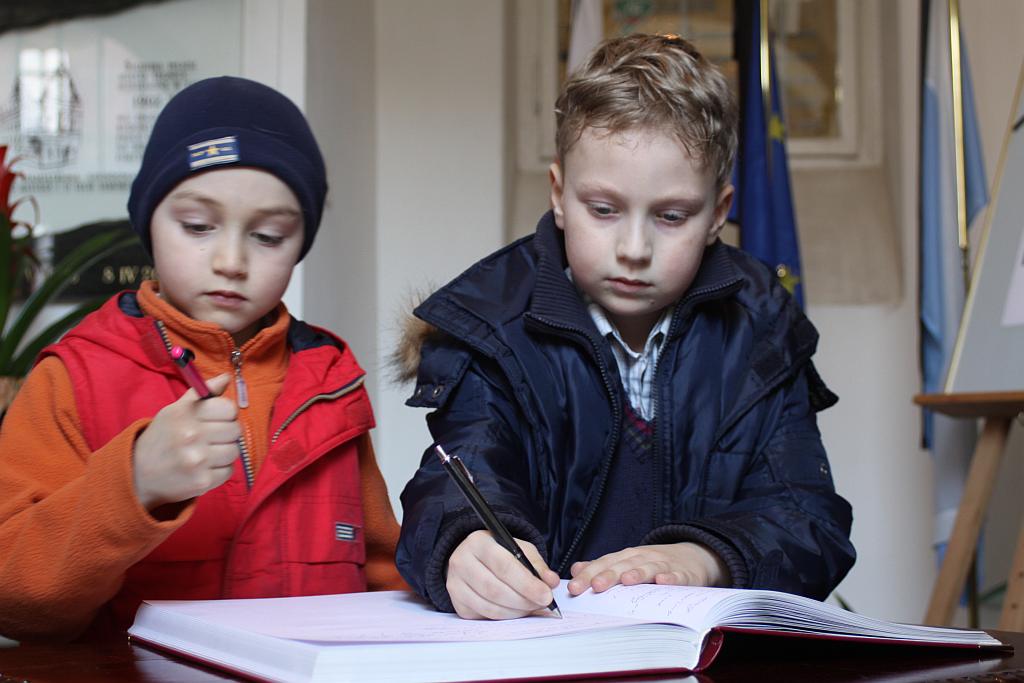 Dzieci składają kondolencje