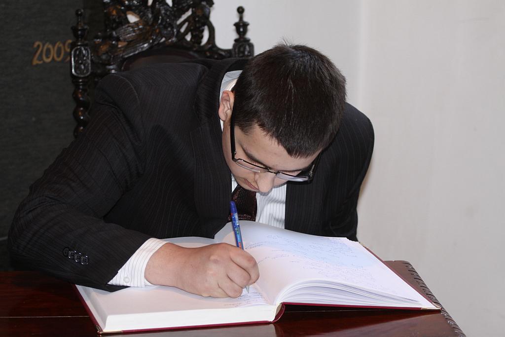 Uczniowie składają kondolencje