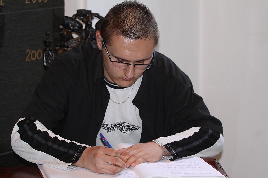 Uczniowie składają kondolencje