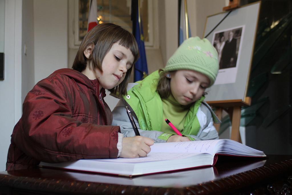 Dzieci składają kondolencje