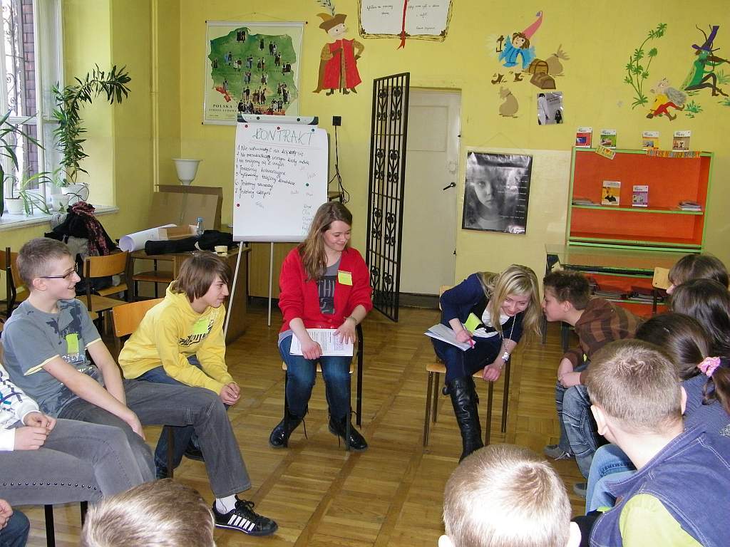 Licealiści pomagają młodszym