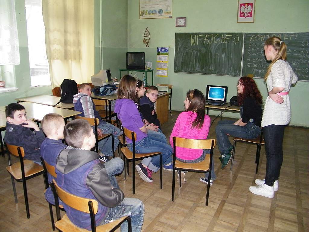 Licealiści pomagają młodszym