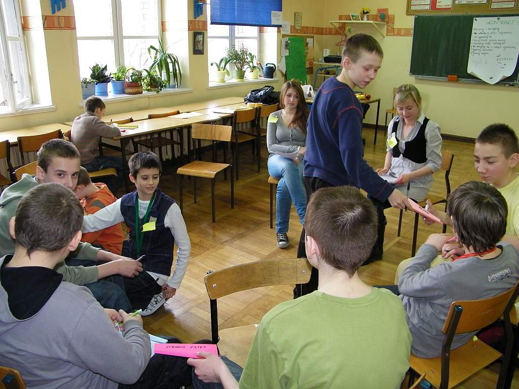 Licealiści pomagają młodszym