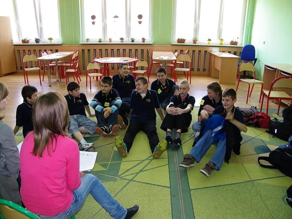 Licealiści pomagają młodszym