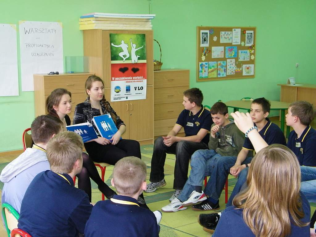 Licealiści pomagają młodszym