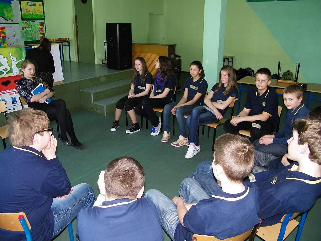 Licealiści pomagają młodszym