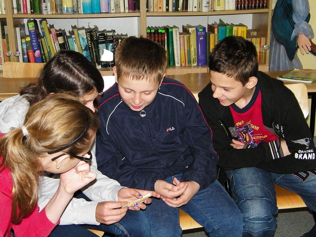 Licealiści pomagają młodszym