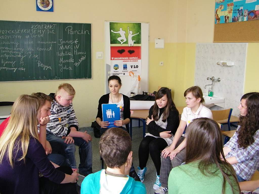 Licealiści pomagają młodszym