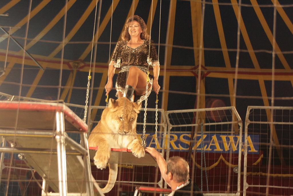 Cyrk Warszawa bawi legniczan