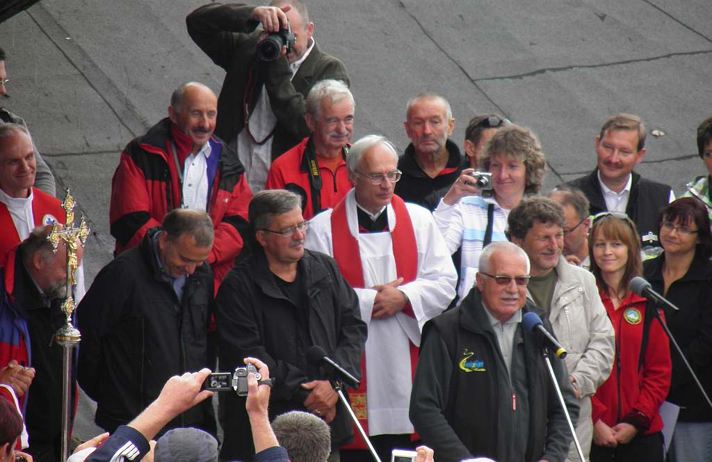 Turystyczno–polityczny szczyt na Śnieżce