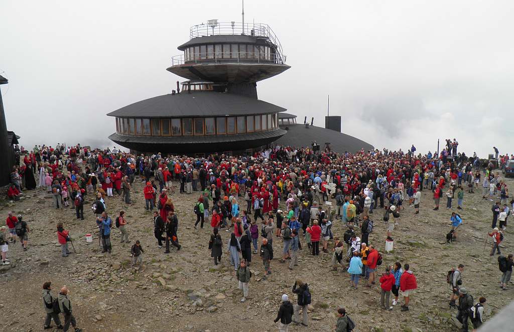 Turystyczno–polityczny szczyt na Śnieżce