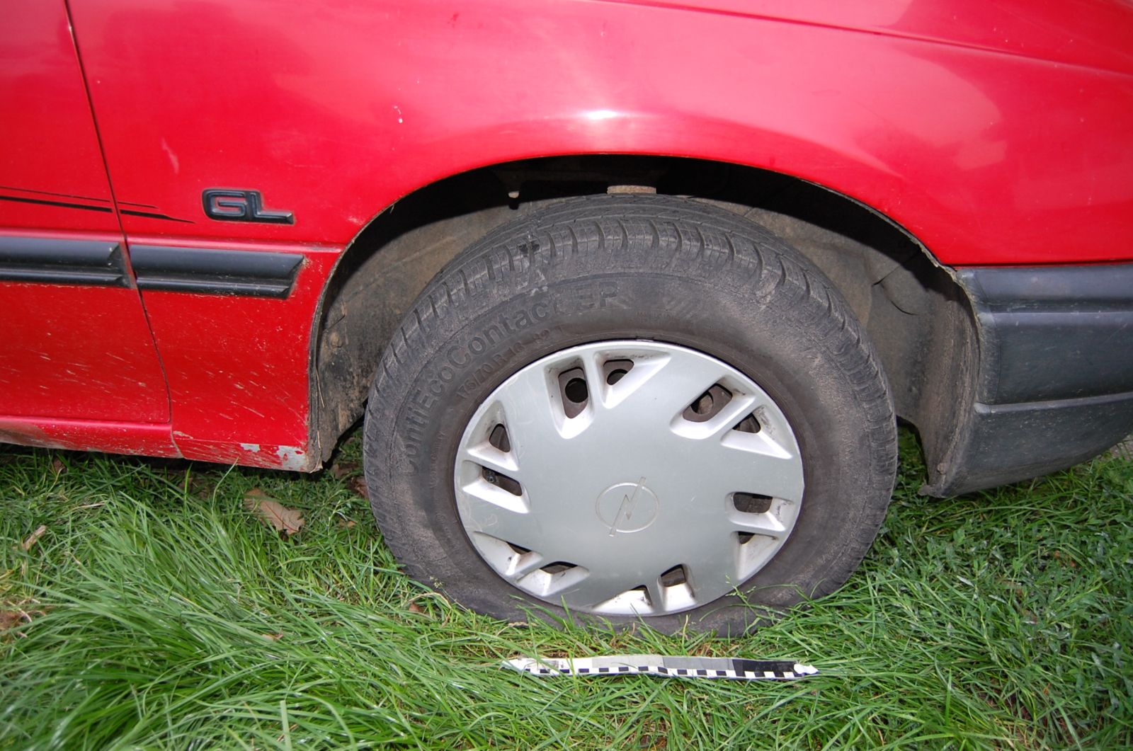 Recydywiści zniszczyli kilkanaście aut