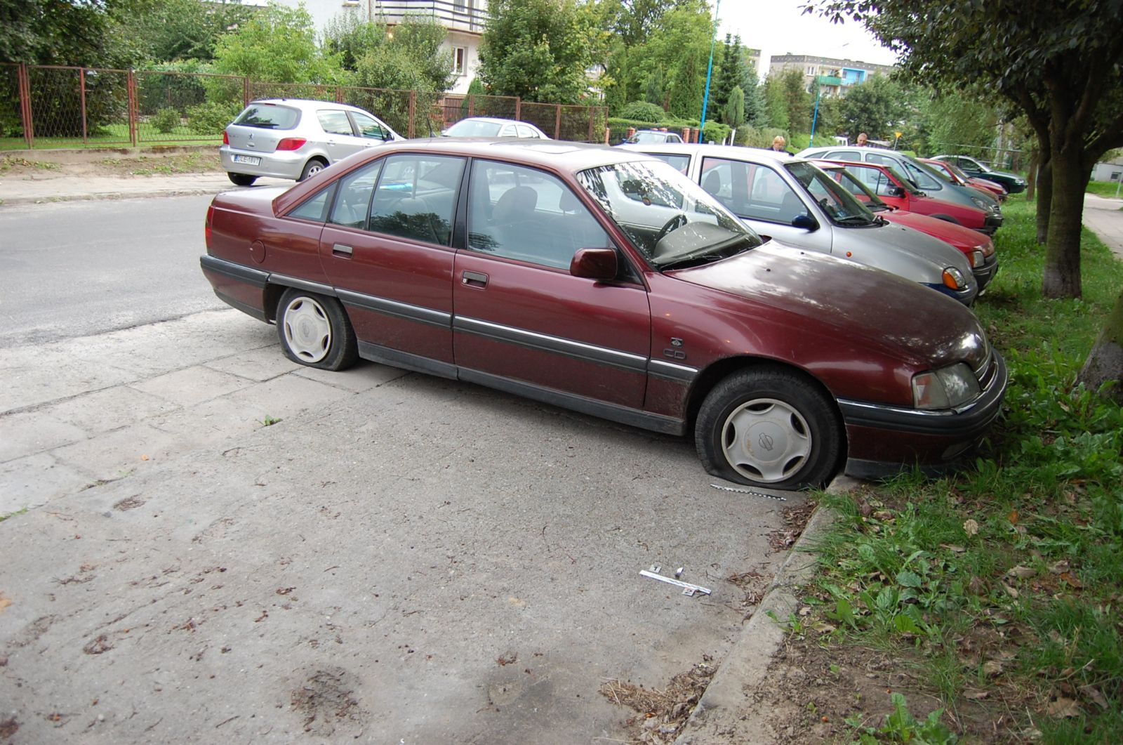 Recydywiści zniszczyli kilkanaście aut