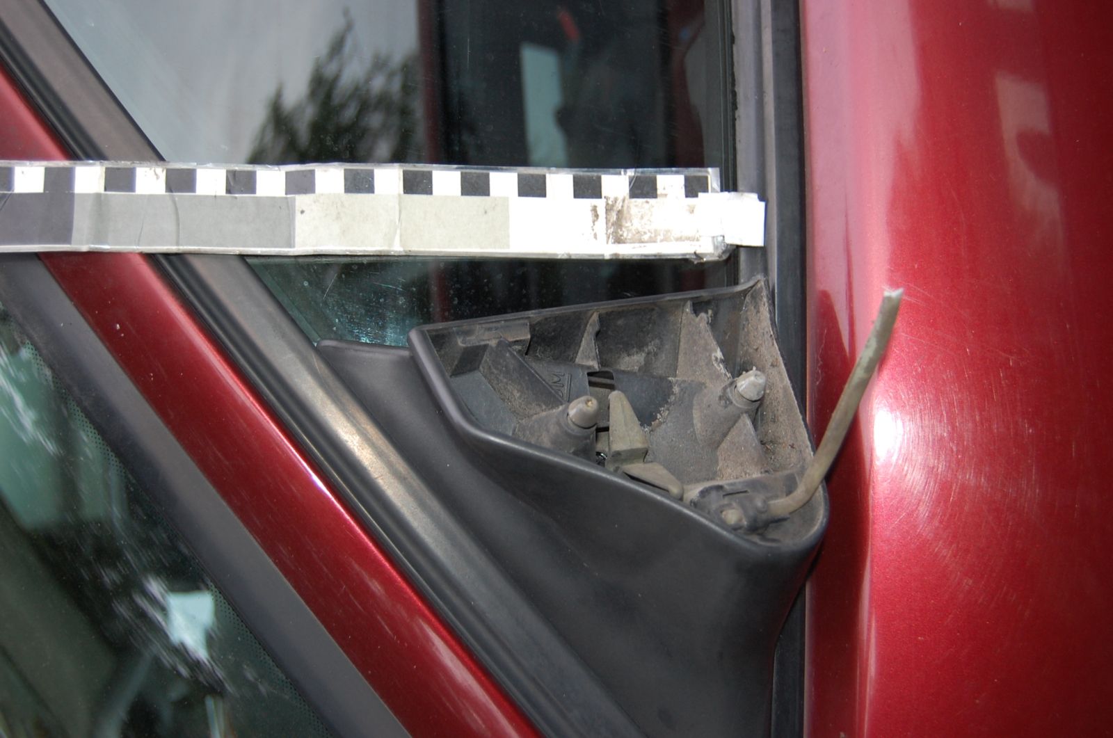 Recydywiści zniszczyli kilkanaście aut