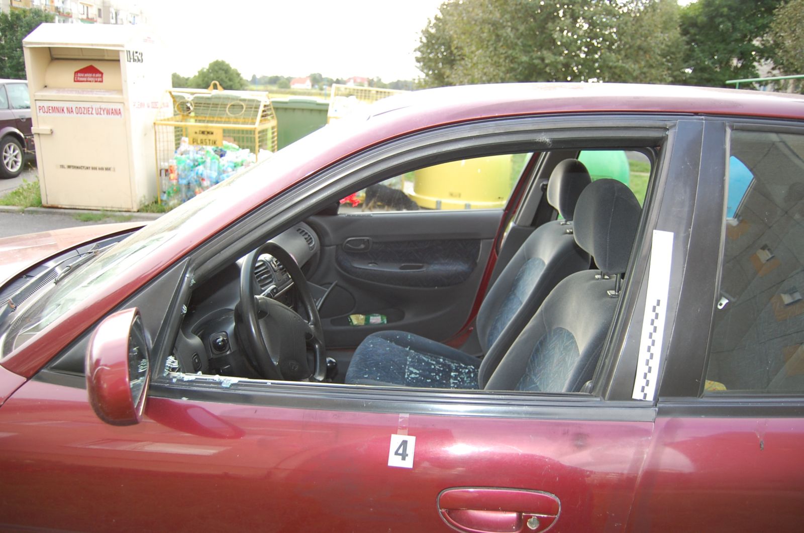 Recydywiści zniszczyli kilkanaście aut