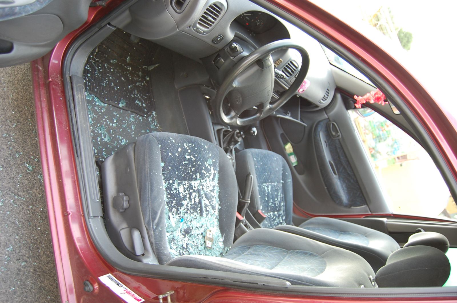 Recydywiści zniszczyli kilkanaście aut