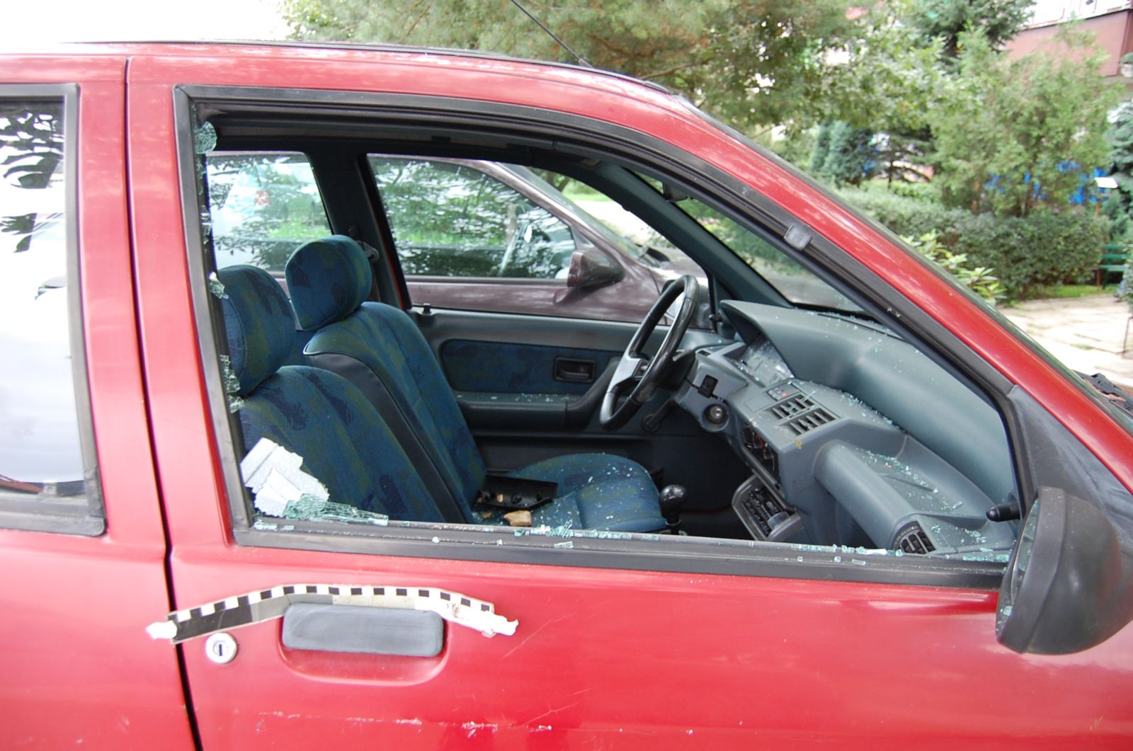 Recydywiści zniszczyli kilkanaście aut