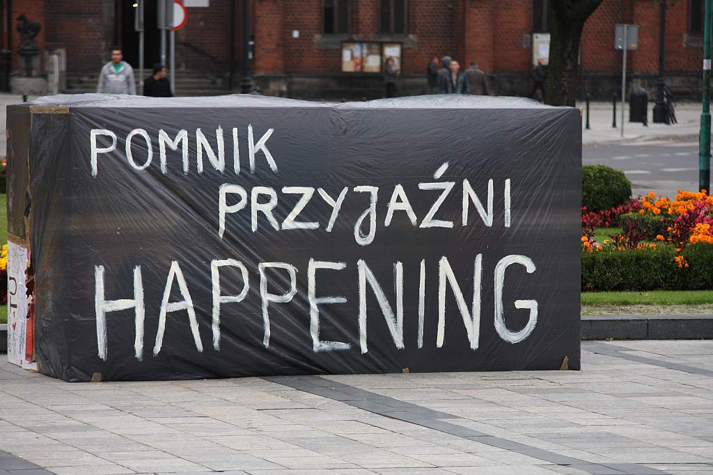 Happening pod pomnikiem