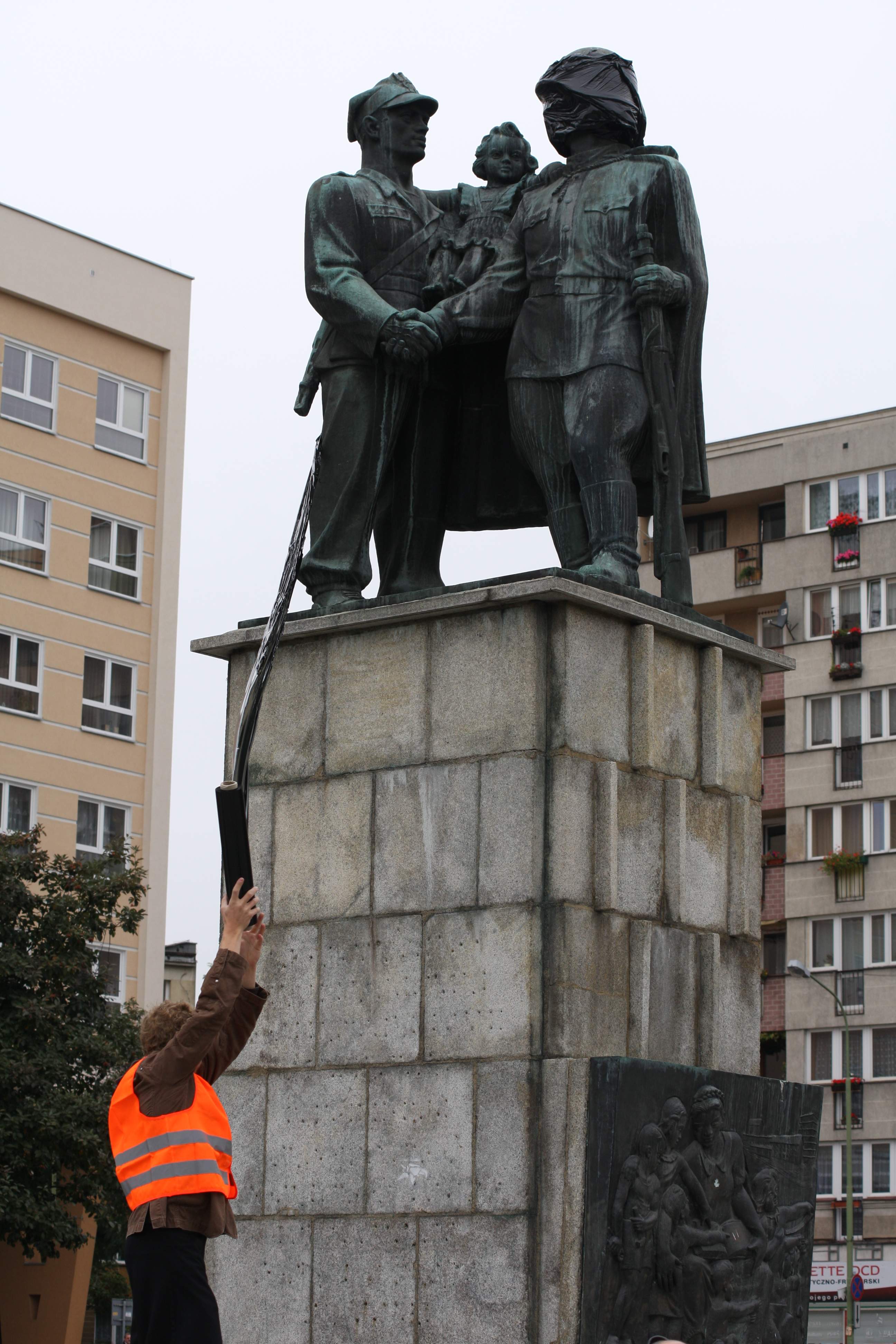 Happening pod pomnikiem