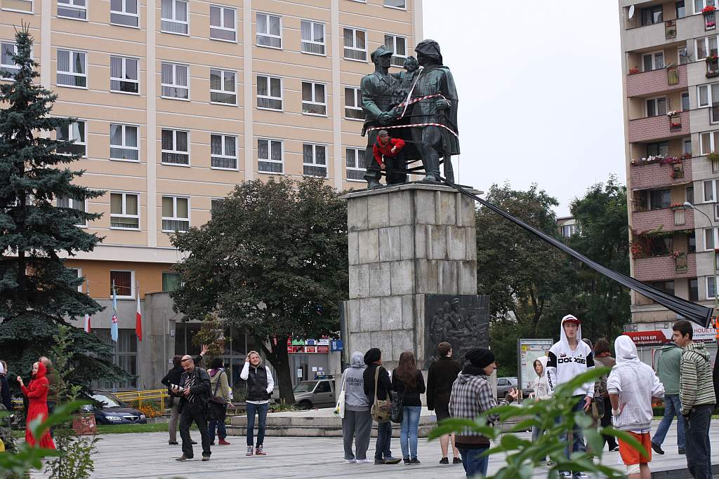 Happening pod pomnikiem